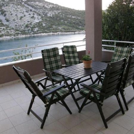 Apartments Ljubi Vinisce Bagian luar foto