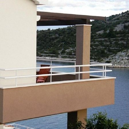 Apartments Ljubi Vinisce Bagian luar foto