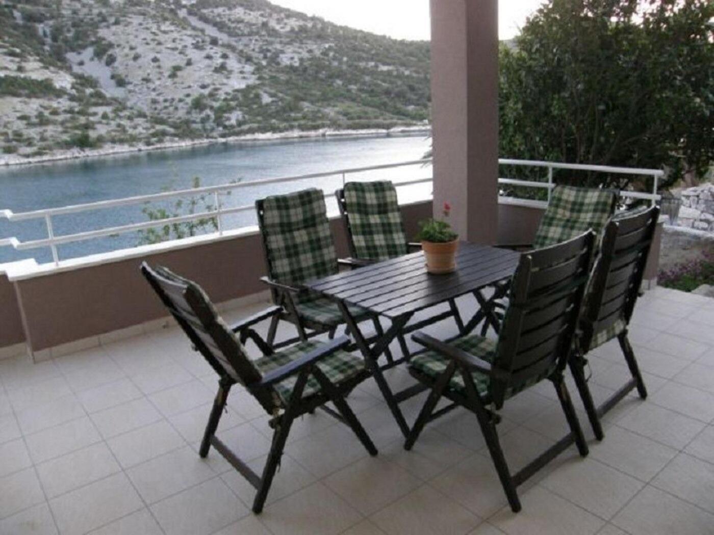 Apartments Ljubi Vinisce Bagian luar foto