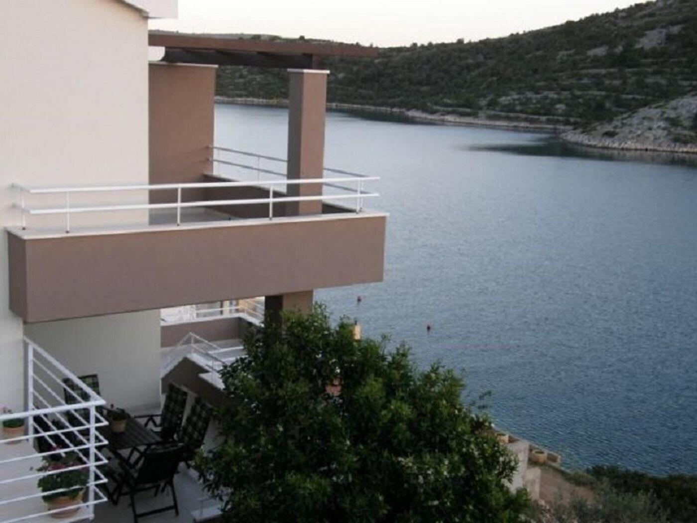 Apartments Ljubi Vinisce Bagian luar foto