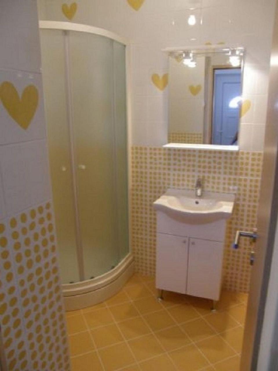 Apartments Ljubi Vinisce Bagian luar foto