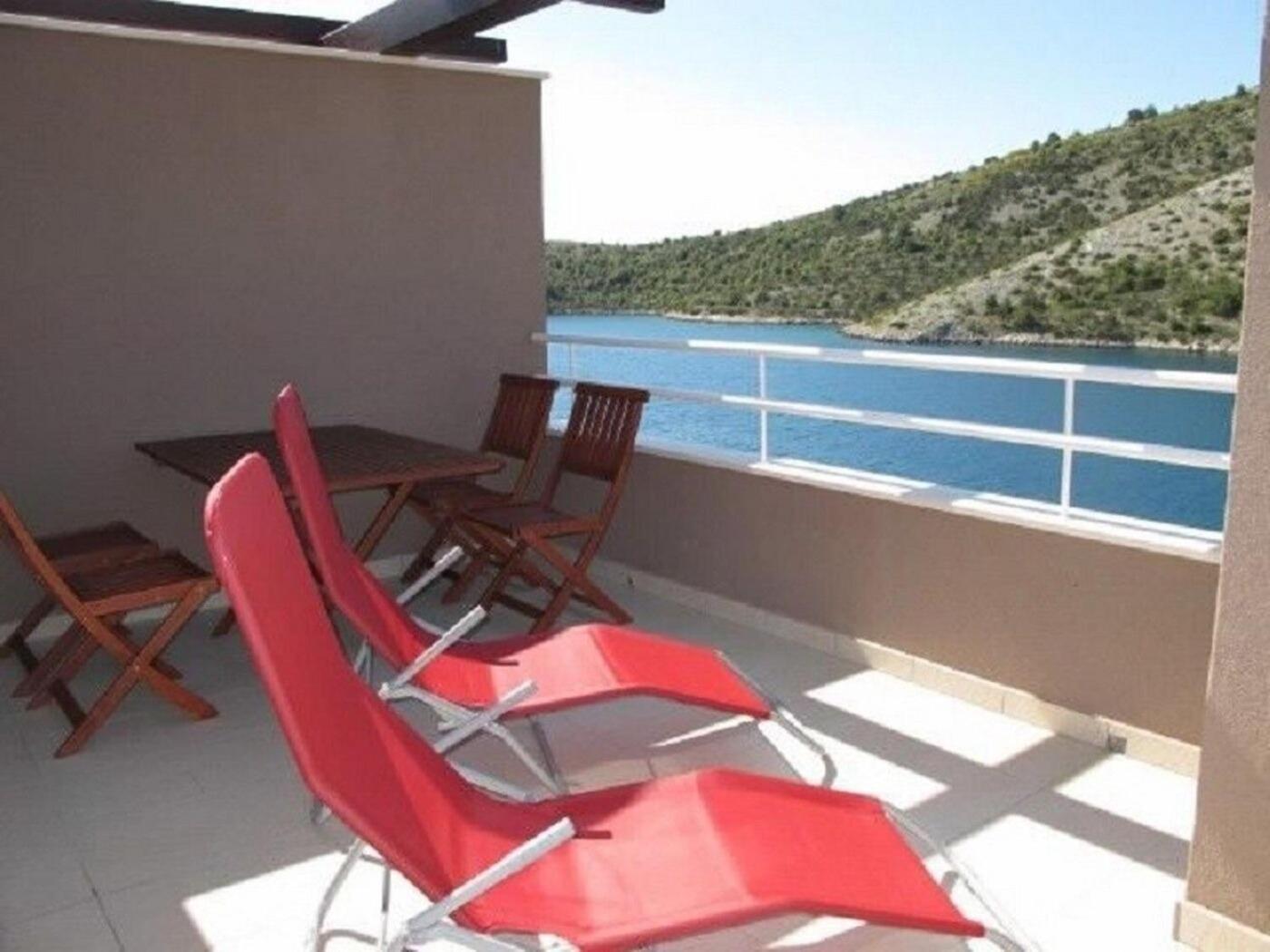 Apartments Ljubi Vinisce Bagian luar foto