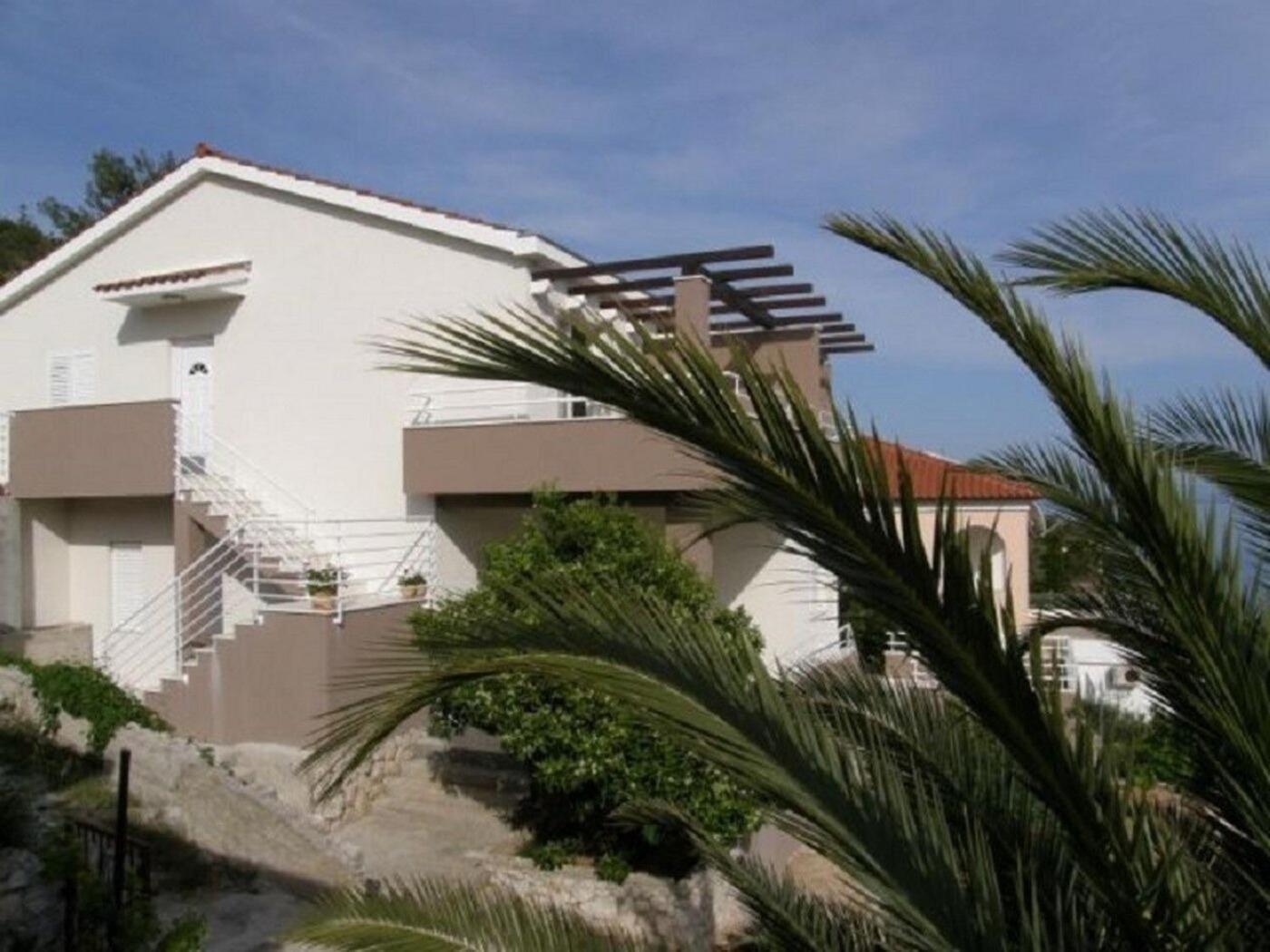 Apartments Ljubi Vinisce Bagian luar foto